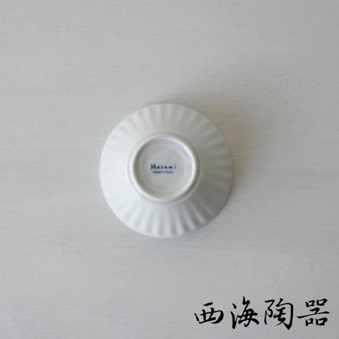 白色波佐見燒FUWARI碗碟，底部帶有「Hasami Made in Japan」藍色字樣，碗身有放射狀的壓紋。
