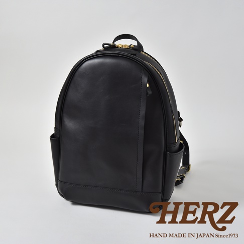 黑色皮革多功能後背包，設有拉鍊主隔層、外部拉鍊口袋、側邊插袋及金屬拉鍊。