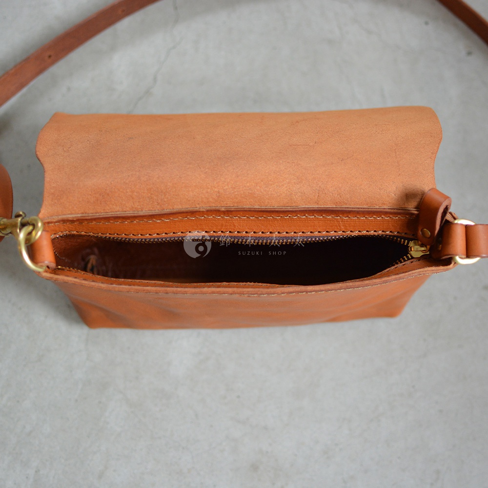 職人手作皮革Organ隨身斜背包 G-37，開啟的包蓋露出拉鍊開口的內部，整體為淺棕色皮革，搭配金屬拉鍊。
