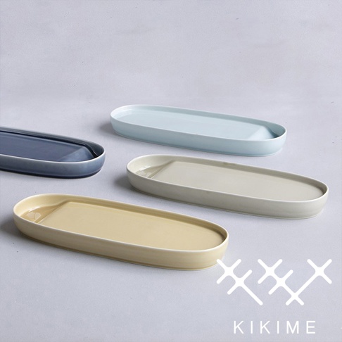 四個長型陶瓷盤，分別為海軍藍、淺藍、米白和鵝黃色，皆為波佐見燒材質，設計簡約，可作為沾醬主菜盤使用。