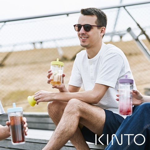 手持 TO GO BOTTLE 雙層隨手瓶，瓶身為透明材質，內含飲品，瓶蓋為淡黃色，另有淺藍色和紫色瓶蓋的隨手瓶。