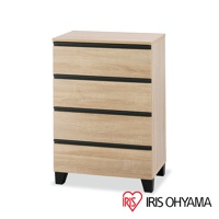 附櫃腳淺木紋四層收納櫃，櫃面及櫃體為淺木紋材質，抽屜面板帶有黑色長形把手，櫃子下方有四個黑色矮櫃腳。