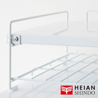 白色金屬網架雙層收納層架，頂部為平整面板，下方為網格狀層架，整體設計簡潔，適合廚房使用。