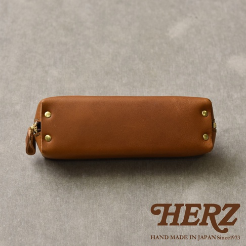 職人手作皮革Organ箱型收納筆袋 GS-58，採用光滑的棕色皮革製成，設有金色拉鍊和兩個金色鉚釘，整體呈現簡潔方正的箱型設計。