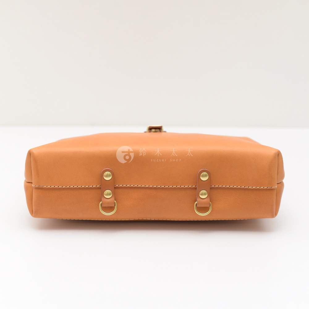 職人手作皮革軟式杜勒斯包，採用棕褐色皮革製成，包身結構穩固，配有金屬扣環與縫線裝飾。