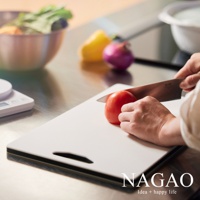 白色雙面抗菌耐熱砧板，上面放著一顆紅番茄，旁邊有黃甜椒、紅洋蔥和一碗蔬菜，以及一個電子秤。