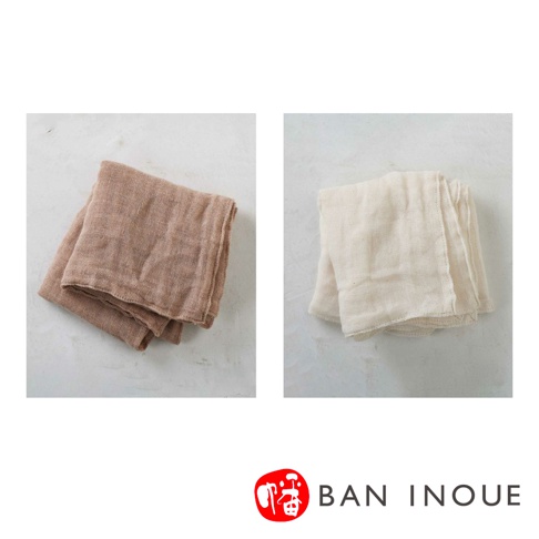 兩塊對折的有機蚊帳棉織廚房大拭巾，一塊為淺棕色，另一塊為米白色，材質呈現細緻的織紋。