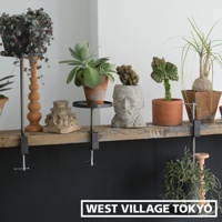 一組兩個鐵製可夾式小物高低桌，黑色夾具，附金屬圓形平台，可夾於不同高度的桌面上，展示盆栽及裝飾品。