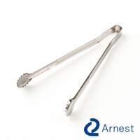 一雙銀色不鏽鋼萬用料理夾，夾頭帶有鋸齒紋路，方便夾取食物，背景為白色。