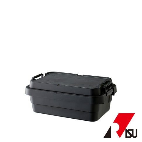 黑色TRUNK CARGO可堆疊多功能耐重收納箱，箱體與箱蓋皆為塑膠材質，箱蓋有提把設計，箱體側面有扣環，適合居家收納。