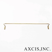 輕奢黃銅單桿毛巾架，長條形黃銅桿，兩端有彎鉤設計，用於懸掛毛巾，另有兩塊方形黃銅底座，帶有兩個固定孔。