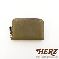 職人手作皮革高機能收納錢包，橄欖綠色，採用高品質皮革製成，外觀簡潔，帶有拉鍊開合及品牌標誌。