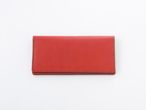 職人手作的紅色皮革扁長夾，簡約設計，縫線精緻。