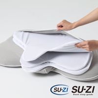 一隻手正在拉開一個淺灰色側睡止鼾枕的外層白色網狀布套，露出內層白色網狀材質，枕頭整體呈淺灰色。