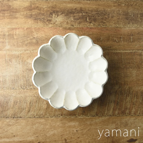 小兵美濃燒六魯粉引沙拉盤，21公分，白色陶瓷，花瓣造型，表面帶有凹凸紋理，置於木紋背景上。