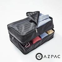 AZPAC 黑色分層旅行收納袋組，上方收納袋以網狀材質製成，內有兩件藍白格紋襯衫，下方收納袋可見粉紅色、淺藍色及卡其色衣物。