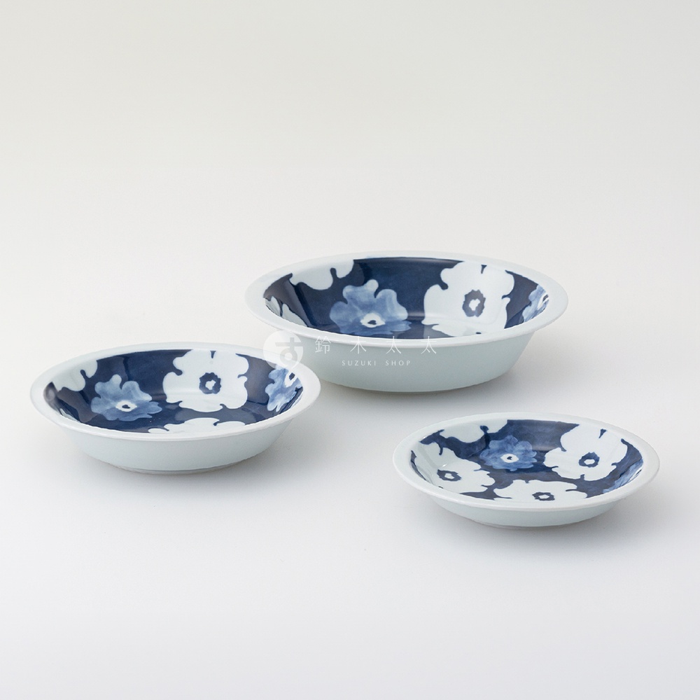三件式波佐見燒碟盤，淺藍色外緣，內側飾有深藍色與白色相間的花紋圖案，呈現日式風格。