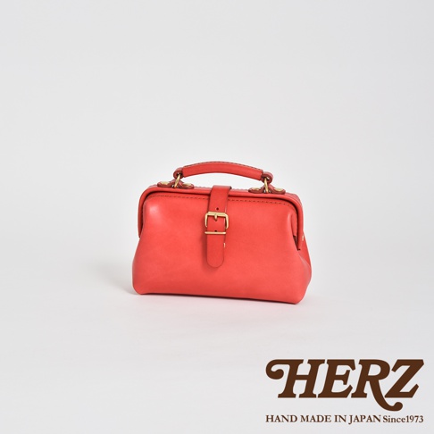 紅色皮革迷你軟皮杜勒斯包，帶有金色金屬搭扣和提把，包款為醫生包造型，材質為皮革，風格簡約。