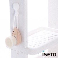 白色三層浴室收納架，採用仿石紋塑料材質。架子上有排水孔，左側掛有木柄潔面刷。