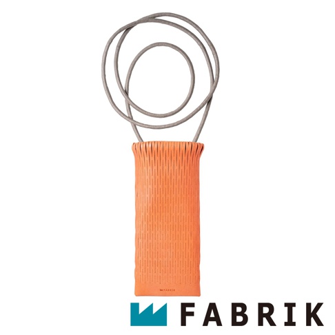 FABRIK 橘色皮革伸縮小包，頂部有灰色繩索，下方有品牌標誌