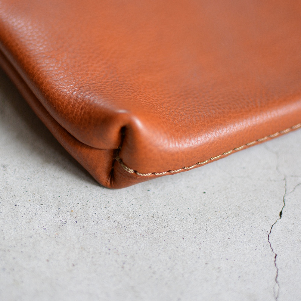 職人手作皮革Organ肩背小方包，採用溫潤的棕褐色皮革，表面帶有細緻的紋理，包角處以粗線縫線收邊，呈現簡約紮實的質感。