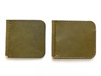 兩件橄欖綠色皮革短夾，橫式對折設計，邊緣以深色縫線車縫，並配有金色金屬夾。