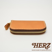 HERZ 鑰匙包，簡約橢圓形設計，咖啡色皮革搭配金色拉鍊，手工製作於日本。