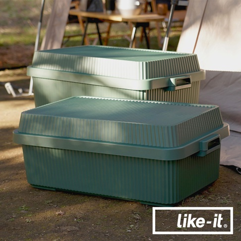 兩個綠色塑膠可疊式收納箱，帶有波浪紋蓋子和提把。