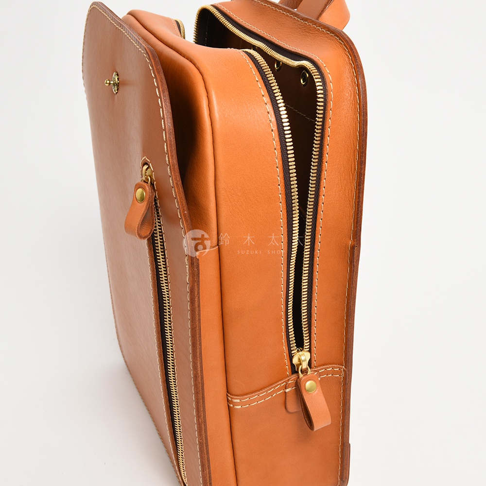 職人手作皮革商務休閒兩用後背包 R-36，採用棕褐色皮革製作，設有兩個主要拉鍊隔層，金屬拉鍊及細節精緻。