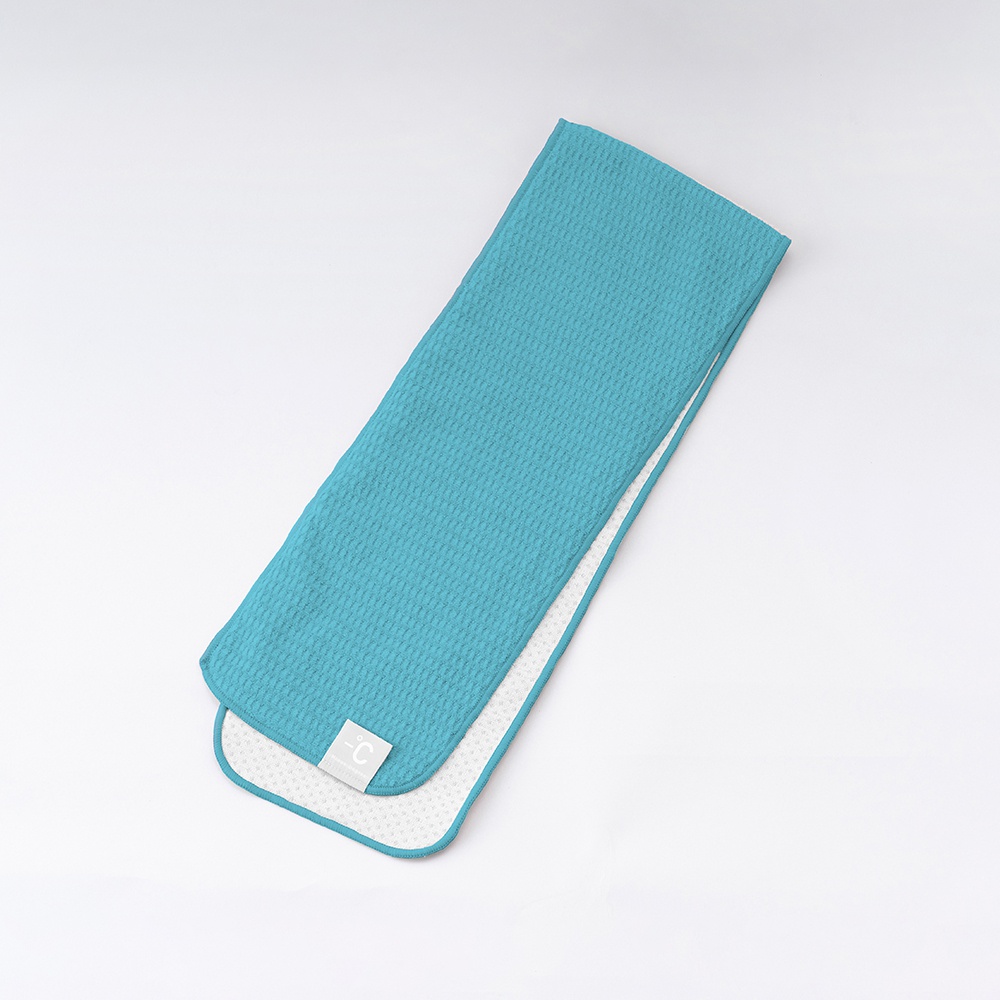 藍綠色 Minus Degree 降溫涼感毛巾，採用蜂窩狀織紋材質，搭配白色標籤，邊緣有藍綠色滾邊。