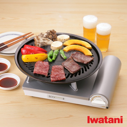 節能高效瓦斯爐Eco Premium II CB-EPR-2，爐體為銀色金屬圓柱形，搭配白色爐座。烤盤上擺放有烤牛肉、香菇、南瓜塊、青椒、紅黃彩椒，以及兩杯啤酒。