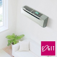 一台淺灰色壁掛式冷氣機安裝在白色牆壁上，冷氣機下方有一張白色沙發、一個白色抱枕和一盆綠葉植物。