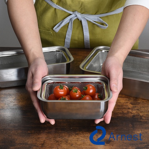 Arnest 不鏽鋼多功能濾網保鮮盒，展示盒內裝滿新鮮番茄，旁邊另有兩個同款濾網盒。