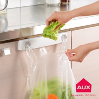 白色兩用收納袋架，附有兩個夾子，用於固定塑膠袋，架上掛著裝有蔬菜的透明塑膠袋。