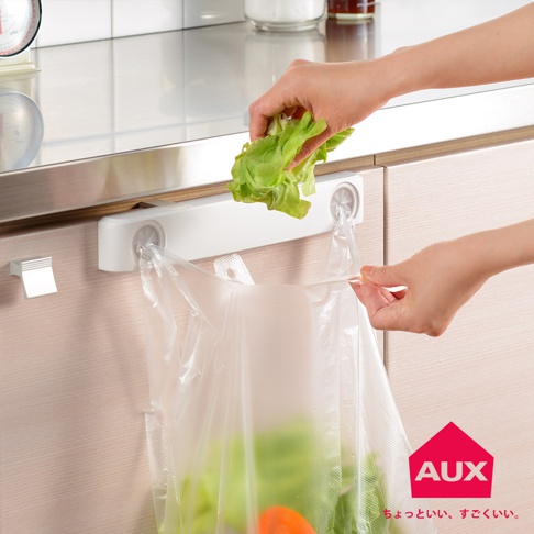 白色兩用收納袋架，附有兩個夾子，用於固定塑膠袋，架上掛著裝有蔬菜的透明塑膠袋。