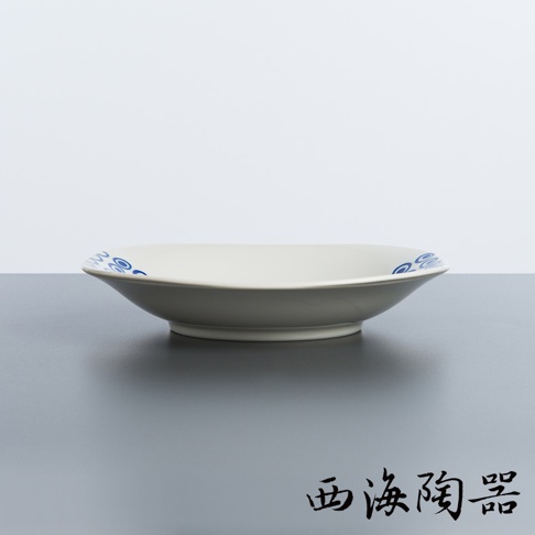 波佐見燒藍丸紋五件式輕量沙拉盤，採用白色陶瓷材質，盤緣飾有藍色圓形及波浪紋飾，盤身呈現微傾斜的圓弧狀，底部有穩固的圓形座。