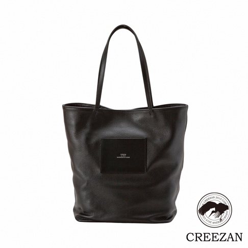 JETTER 大容量肩背托特包 CJTE-025，黑色荔枝紋皮革材質，方形織標縫於包身中央，搭配細長皮革提把。