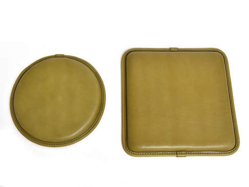 職人手作皮革圓形坐墊，採用橄欖綠皮革，配以細緻縫線，質感溫潤，簡約大方。