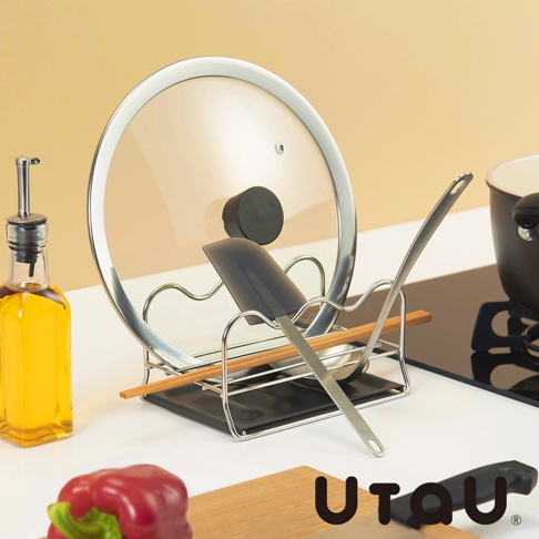 不鏽鋼多功能萬用瀝水支架，銀色不鏽鋼支架搭配黑色瀝水盤，可放置鍋蓋、湯勺、鍋鏟和筷子，簡約實用。