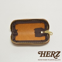 職人手作皮革印章收納袋 KZ-121，皮革原色內裡，深棕色帆布外層，搭配金色拉鍊。