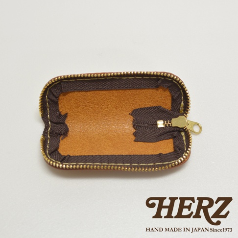 職人手作皮革印章收納袋 KZ-121，皮革原色內裡，深棕色帆布外層，搭配金色拉鍊。