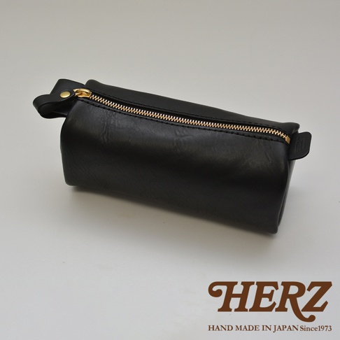 職人手作黑色皮革多用途收納筆袋，採用拉鍊開合，設計簡潔，材質為皮革，適合收納文具或其他小物。
