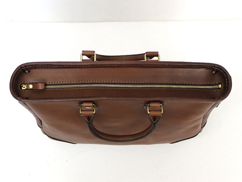 メイン収納部はファスナー式です。トートバッグは使いたいけど、収納部が全開なのが気になると言う方にもお勧めのバッグです。