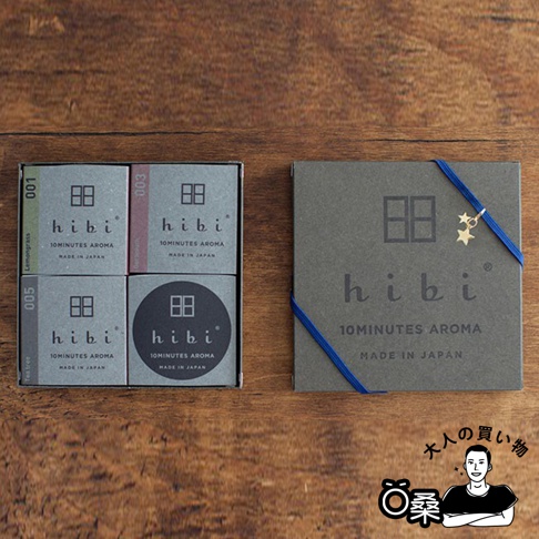 香氛火柴禮盒情人節款，包含四小盒不同香氣的火柴，以及一個灰色的包裝盒，盒上以藍色緞帶裝飾並繫著金色星星吊飾。