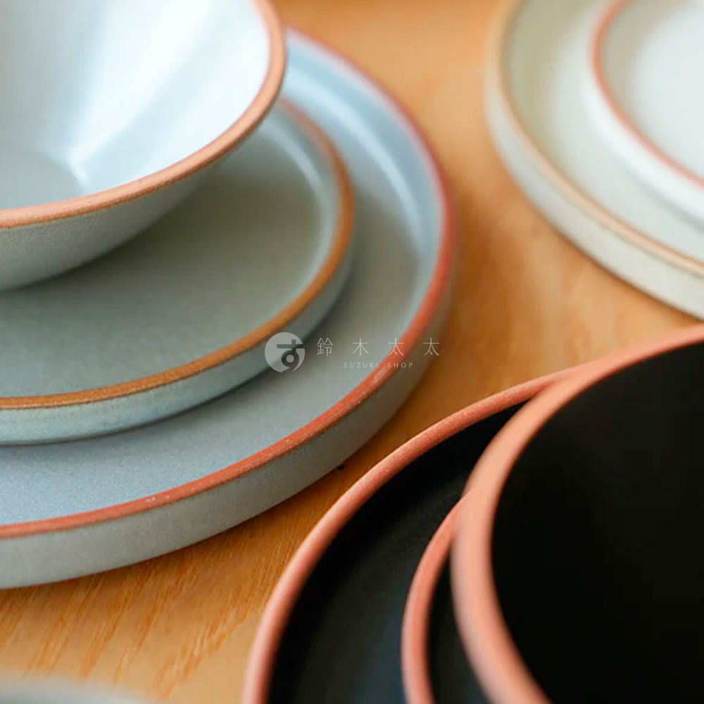 PURE 素燒百搭陶瓷主菜盤，呈現淺藍色、米白色及黑色，盤邊飾有紅褐色陶土紋理，材質為陶瓷，簡約的設計適合日常搭配。