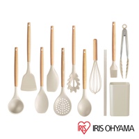 一套包含湯勺、鍋鏟、漏勺、麵勺、打蛋器、夾子、刷子、筷子及收納桶的廚房用具11件組，多數為淺米色矽膠材質，搭配木質手柄，設計簡約。