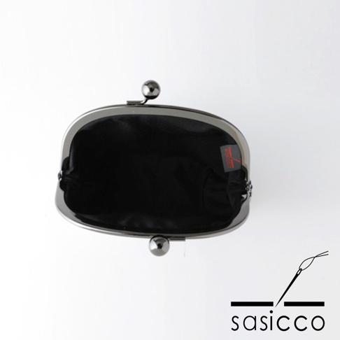 三河木綿刺子織口金零錢包，此為黑色款式，採用金屬材質的口金開合設計，內裡為黑色光滑布料，側面可見紅色佐織品牌標籤。