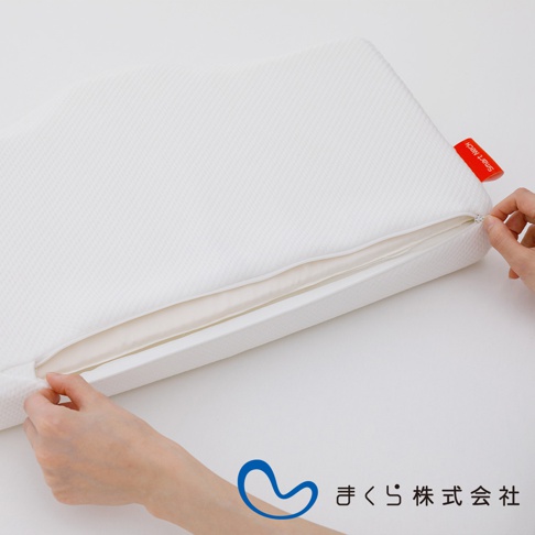 白色護頸止鼾枕專屬枕套，織物表面有細小的菱形紋理，側邊設有拉鍊，一隻手正在拉動拉鍊，露出內層的淺色襯裡。右上方有一個紅色的「Smart Neck」品牌標籤。