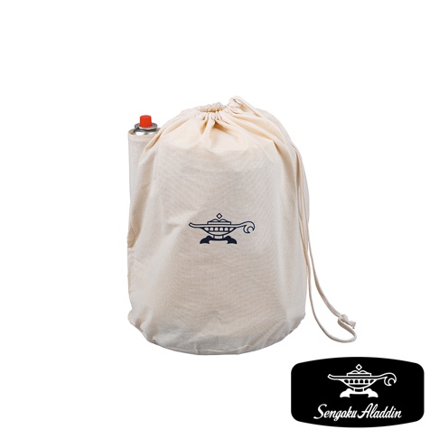一個米白色帆布收納袋，袋身印有深藍色阿拉丁神燈圖案，袋口束有同色細繩。袋子左側露出一個卡式瓦斯罐的紅色頂部和銀色罐身。