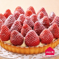 新鮮草莓塔，塔皮金黃酥脆，填滿香濃奶油，頂部鋪滿飽滿鮮紅草莓，撒上細緻糖粉，呈現誘人美味。